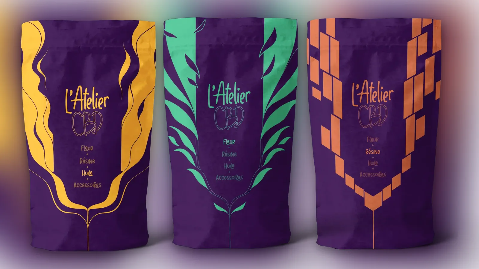 Trois pochons L'Atelier CBD violets aux motifs jaune, vert d'eau et orange, alignés sur un fond flouté